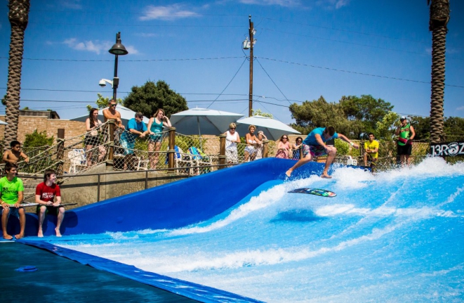 FlowRider – аттракцион для серфинга от компании WhiteWater