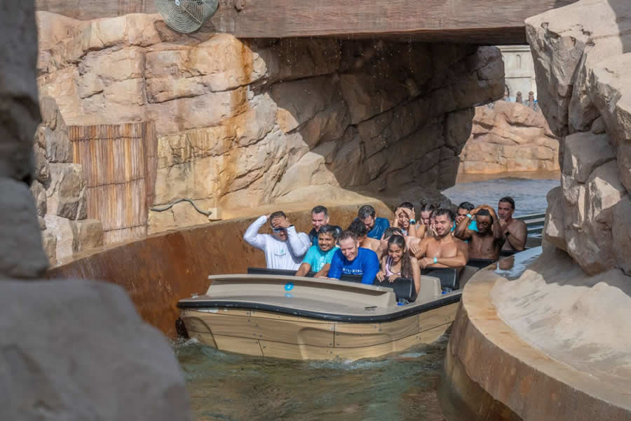 Башня с водными горками и водным спуском