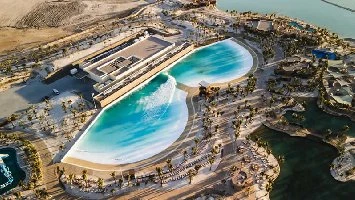 Endless Surf запустила первую в мире серф‑лагуну с морской водой в Саудовской Аравии