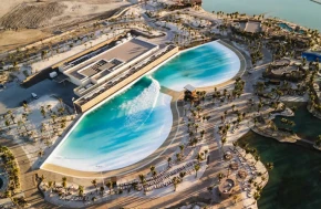 Endless Surf запустила первую в мире серф‑лагуну с морской водой в Саудовской Аравии